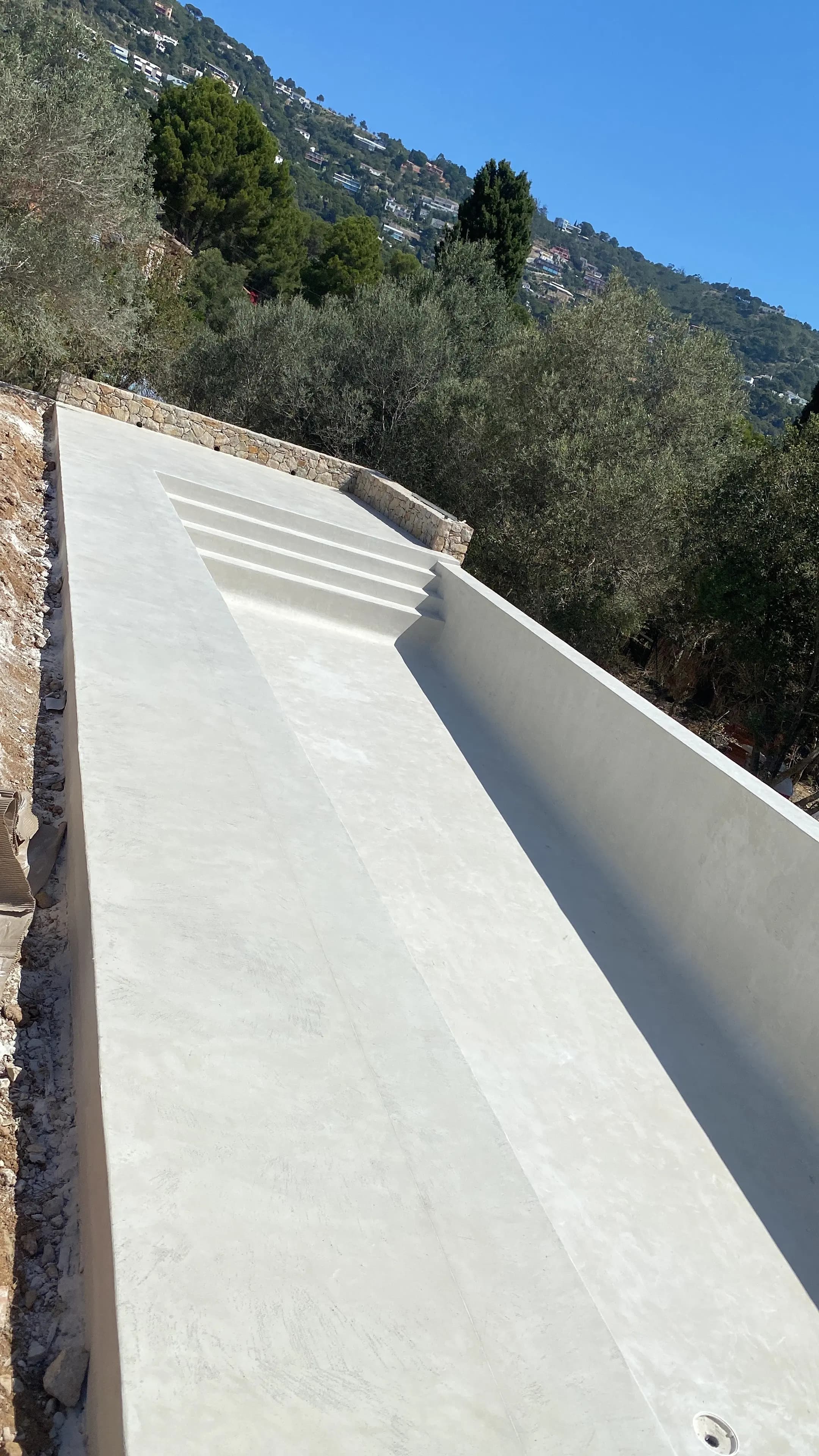 Piscina con microcemento exterior