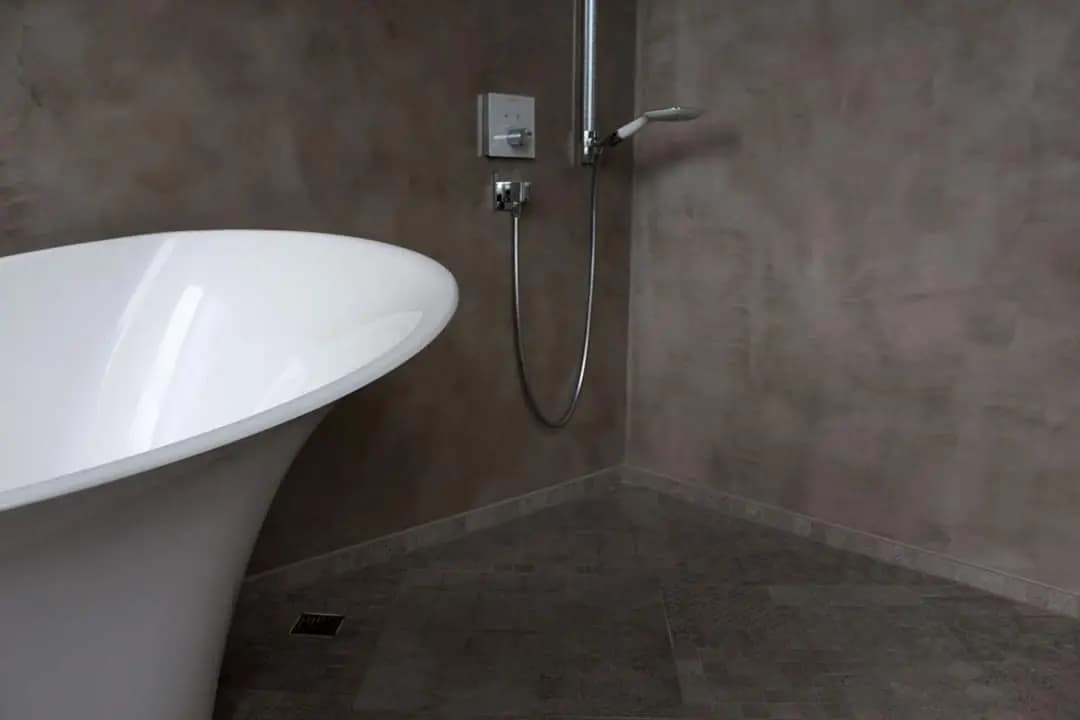 Ducha de microcemento continua, sin plato, a ras de suelo y antideslizante