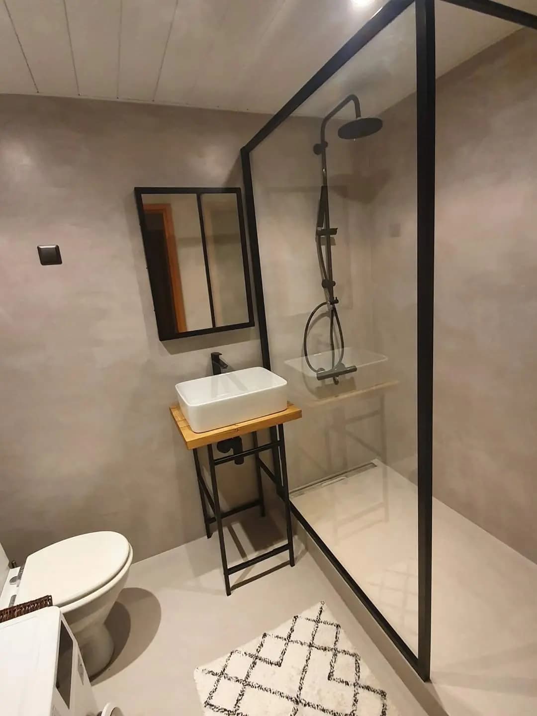 Superficie de baño de microcemento impermeable, continua y sin juntas