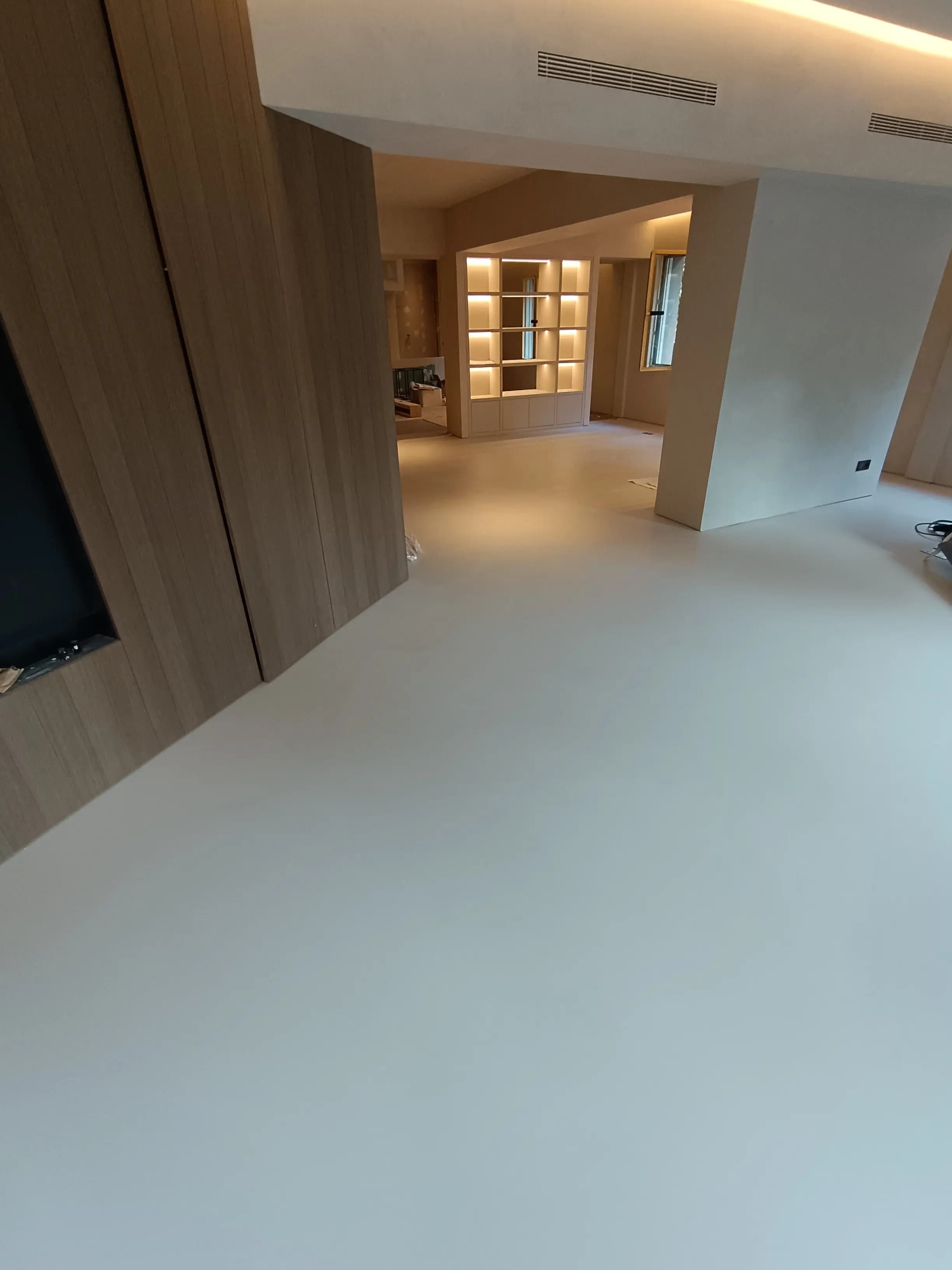 Cocina de microcemento transformada por GM Microcemento en la Costa del Sol