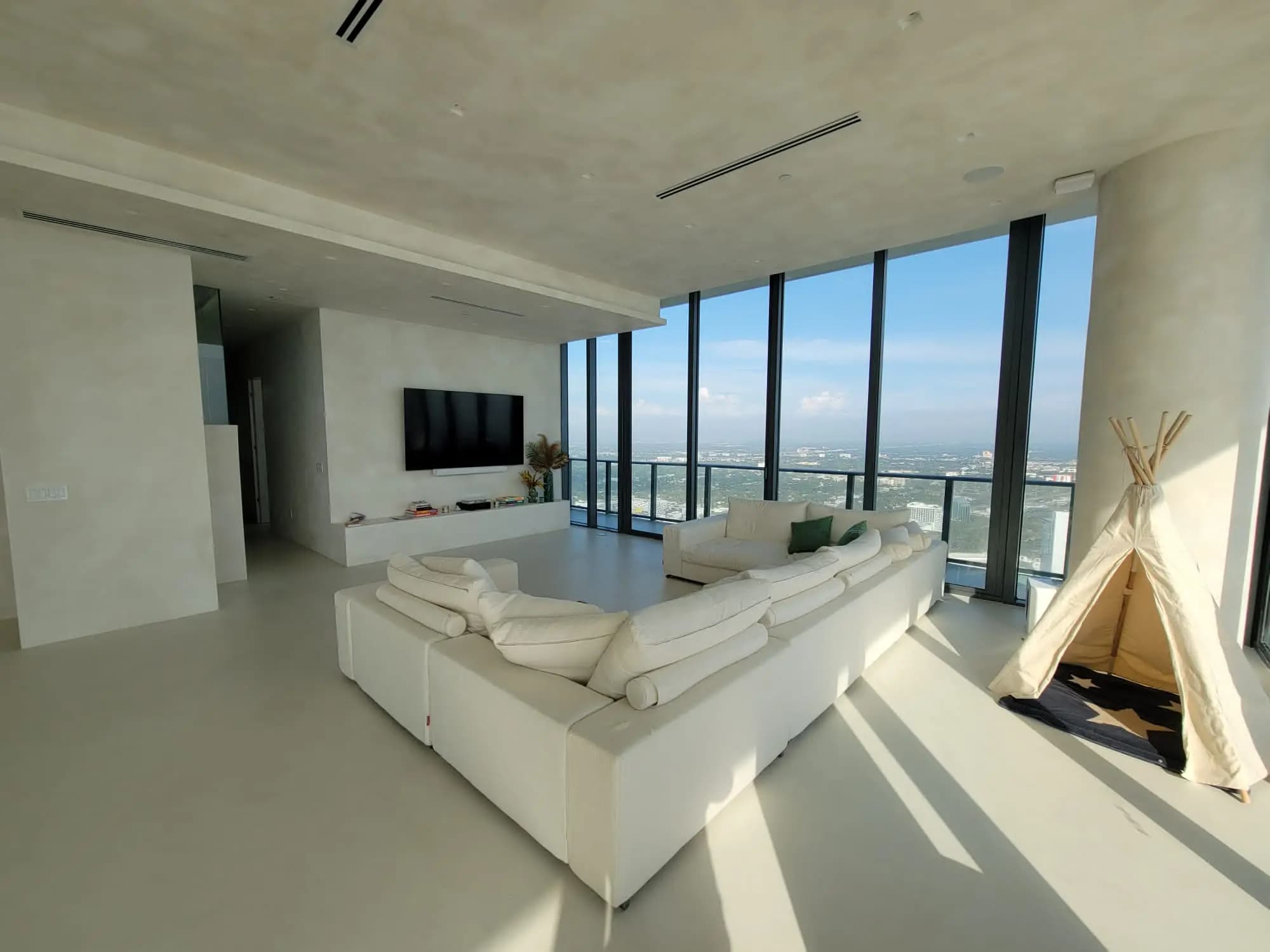 Espacio renovado con microcemento por GM Microcemento en la Costa del Sol