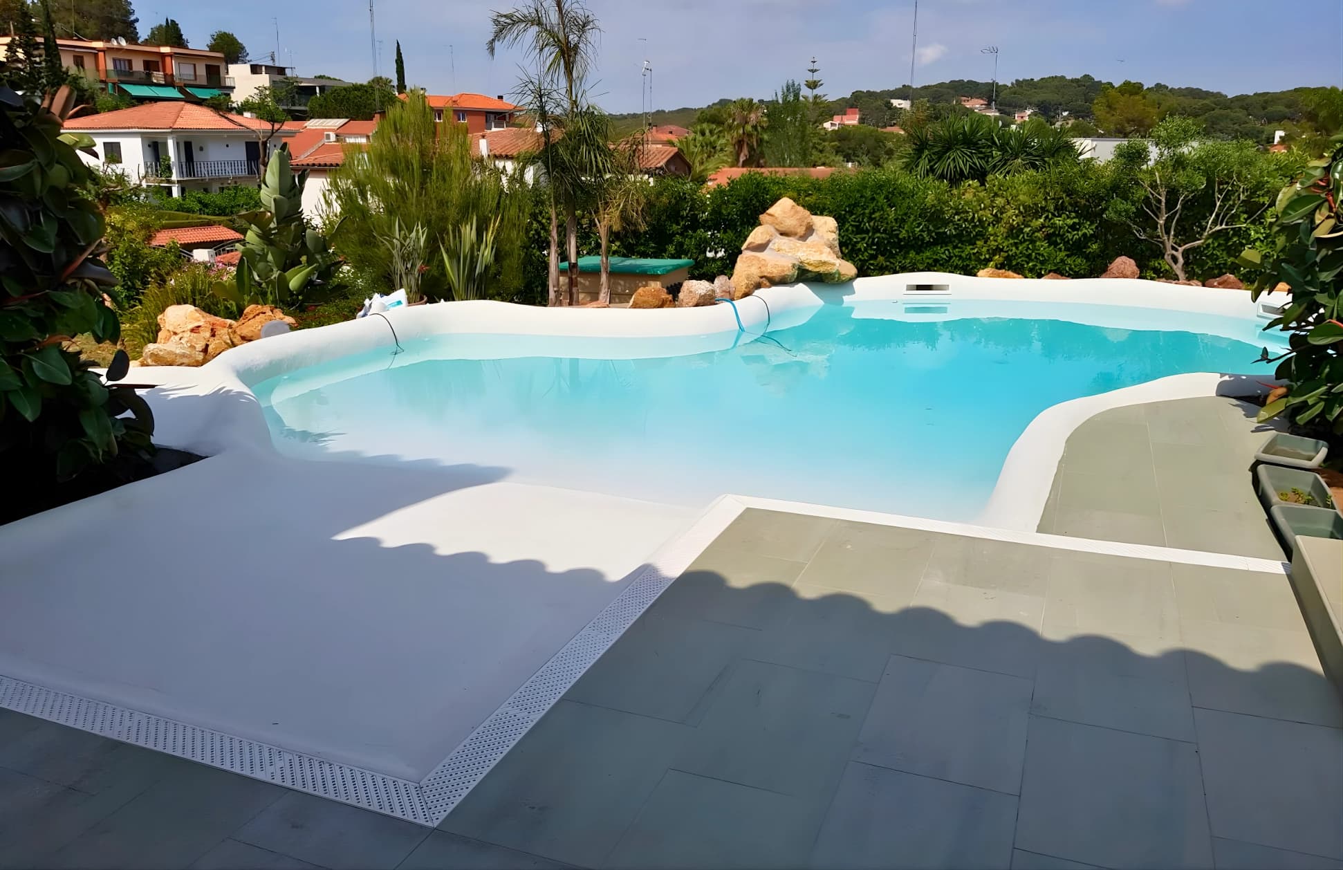 Piscina de lujo revestida con microcemento continuo en una villa de Marbella