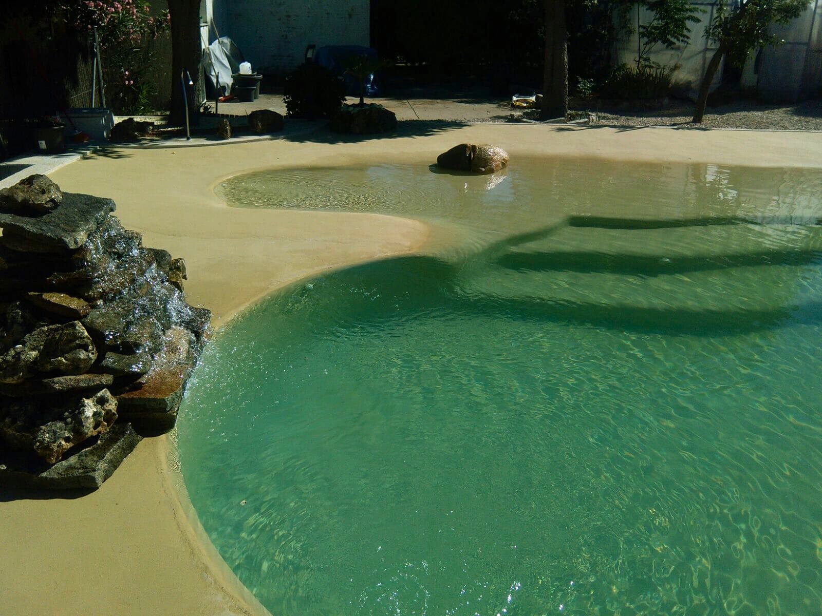 Piscina con microcemento impermeable y acabado efecto piedra