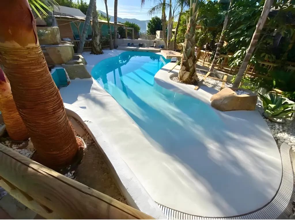 Piscina exterior renovada con microcemento sin gresite en Málaga