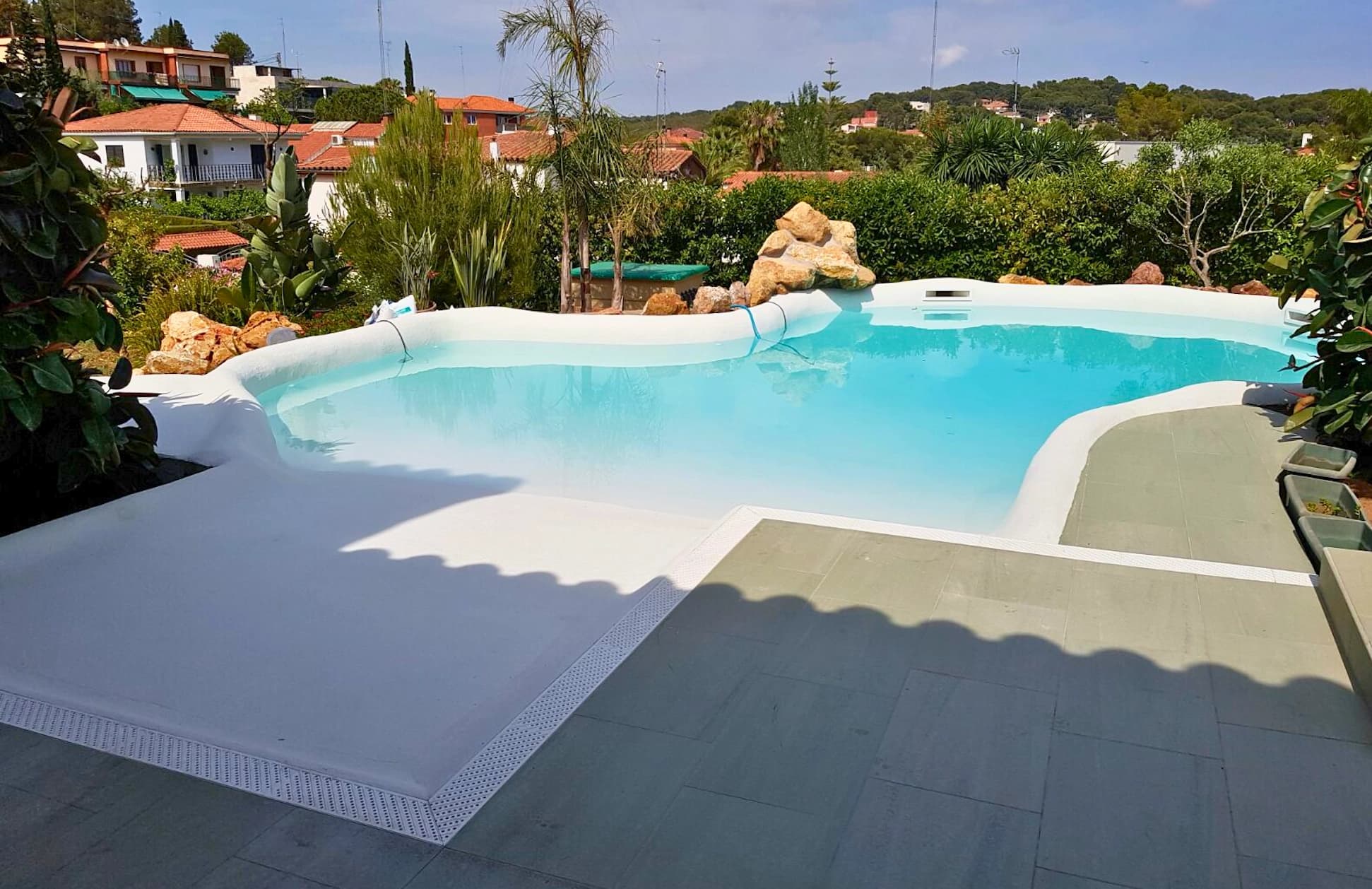 Piscina antes de la reforma, con gresite anticuado y juntas ennegrecidas
