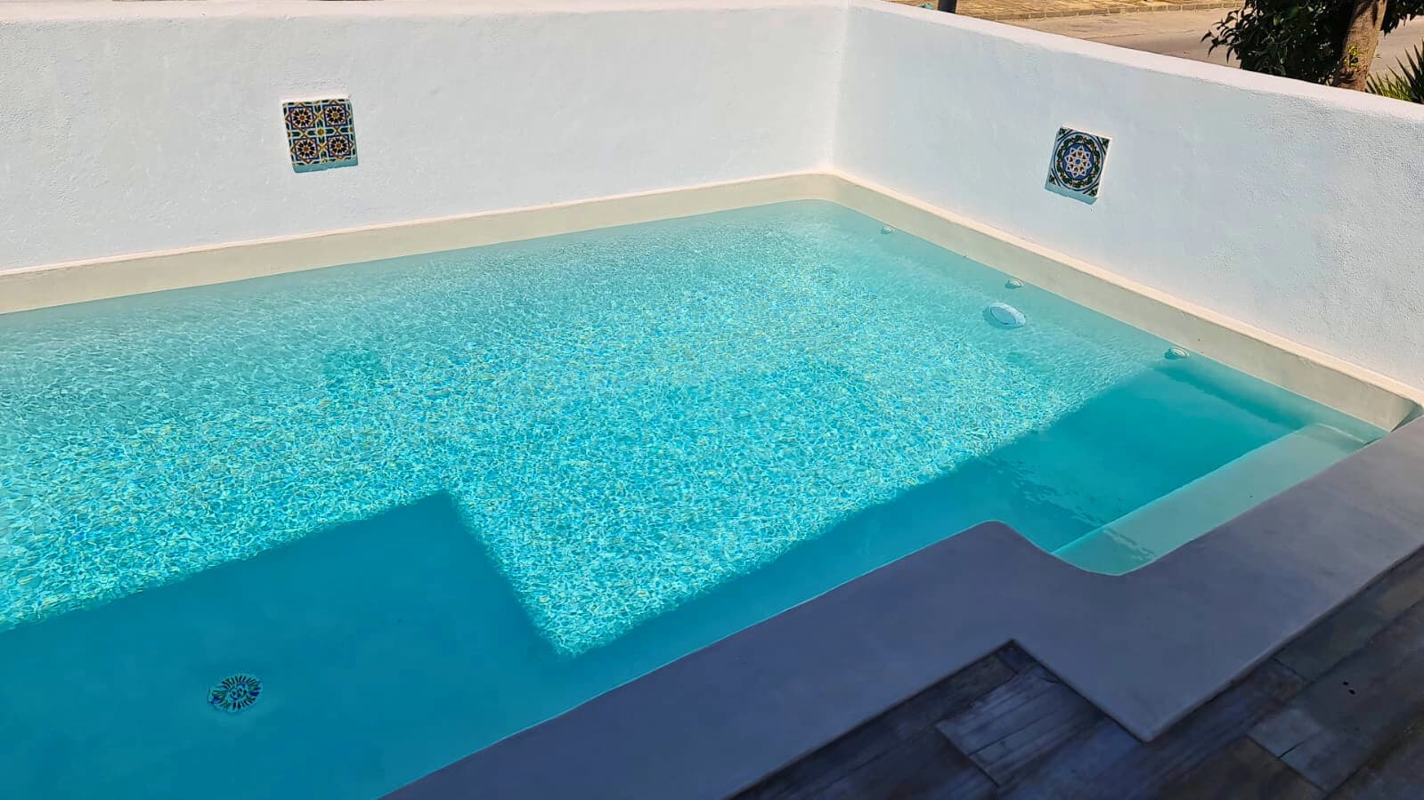 Acabado de microcemento color piedra para el vaso de una piscina, continuo e impermeable