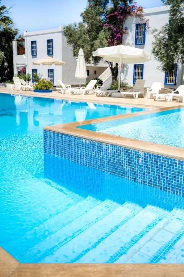 Aplicación por capas de microcemento impermeable en el vaso de una piscina de Málaga