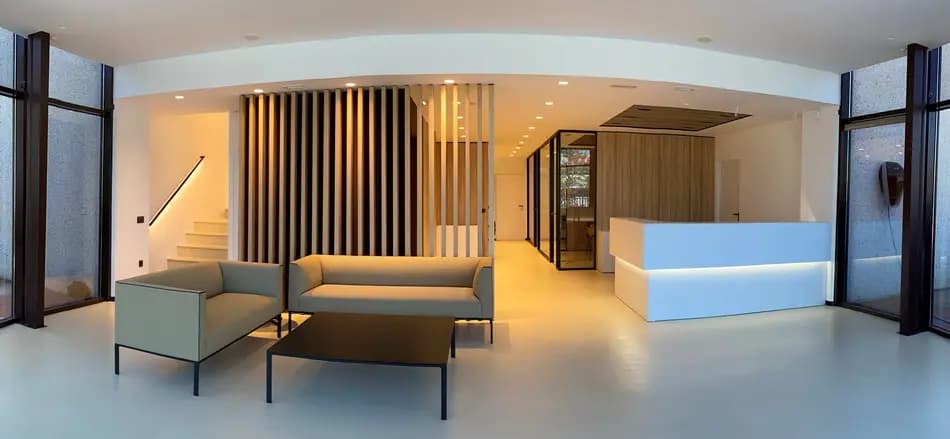 Interior contemporáneo con suelo y paredes de microcemento, proyecto realizado por GM Microcemento
