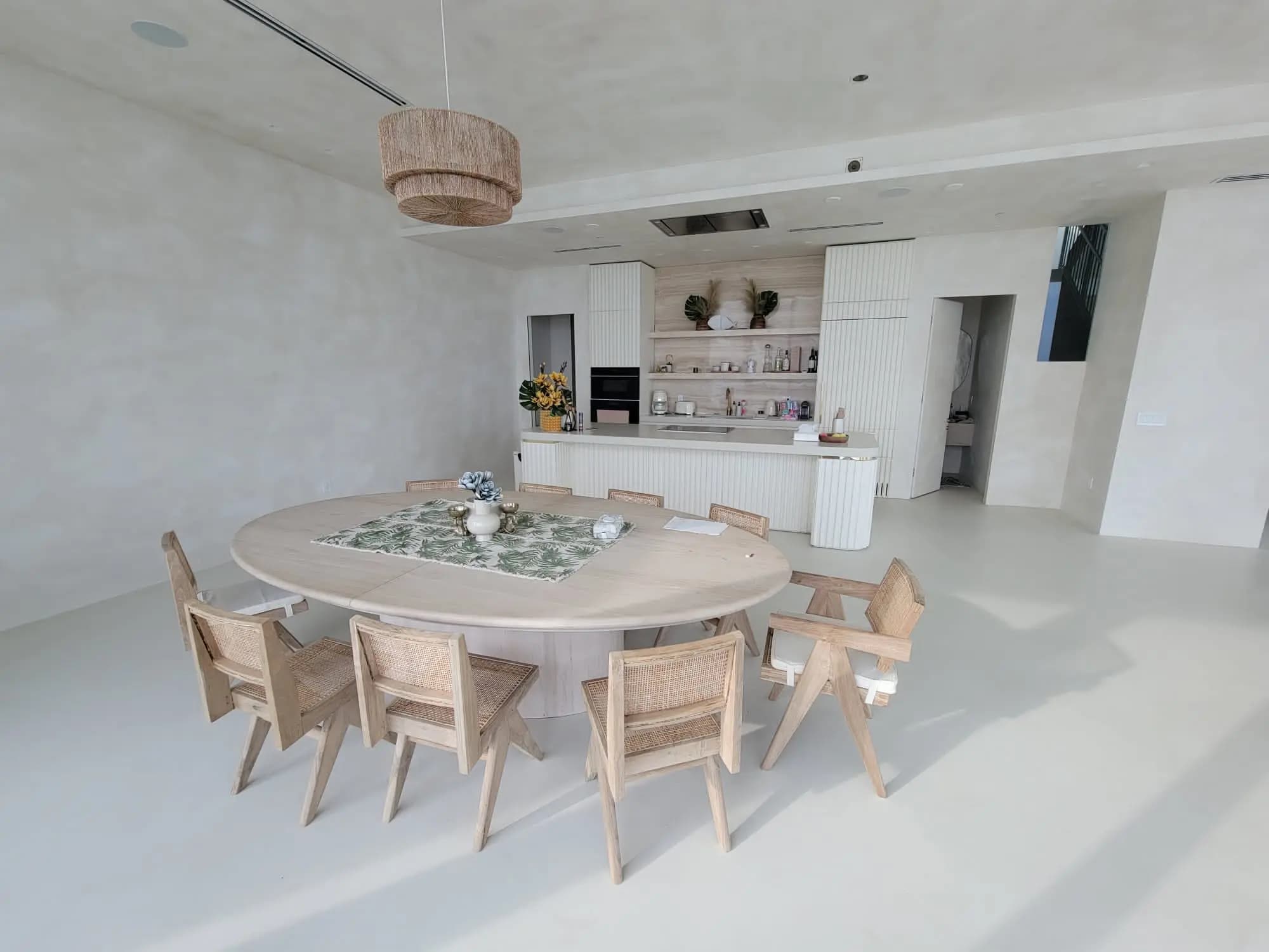 Equipo de GM Microcemento aplicando microcemento sobre un mueble en la Costa del Sol