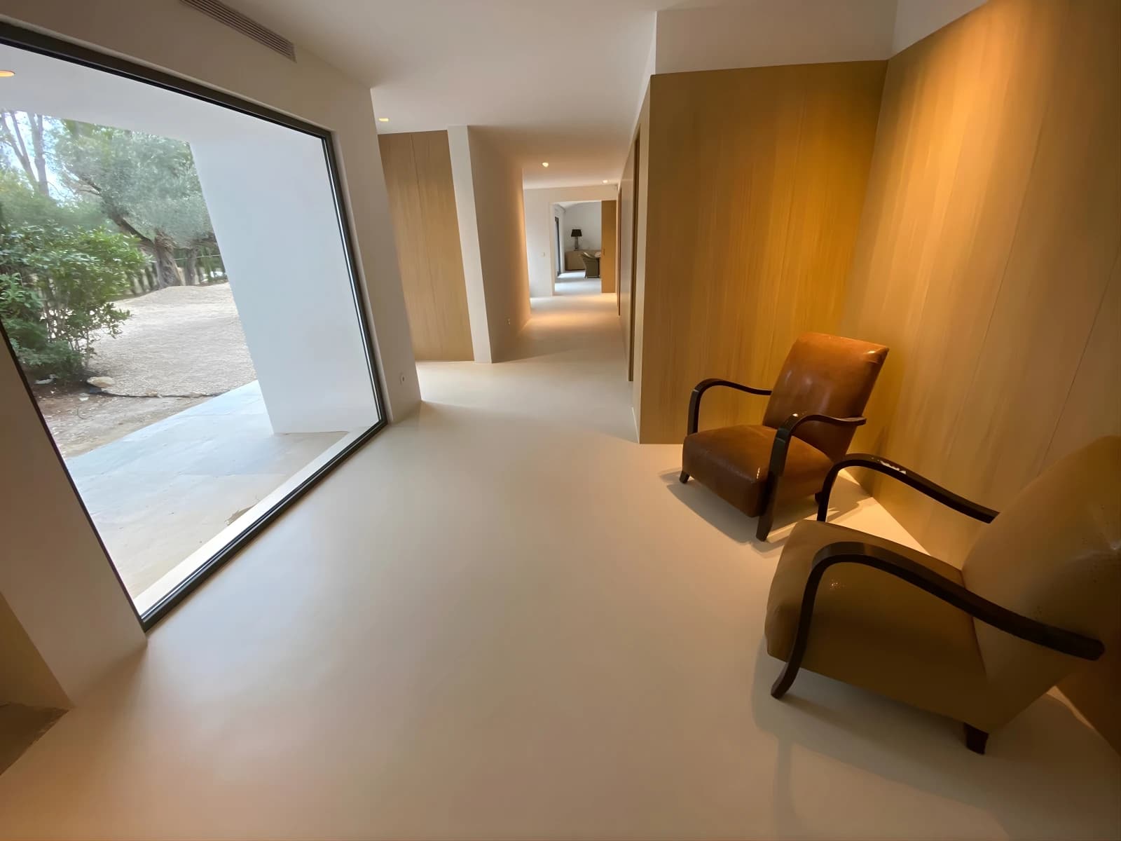 Lavabo y mueble de baño revestidos con microcemento continuo e impermeable