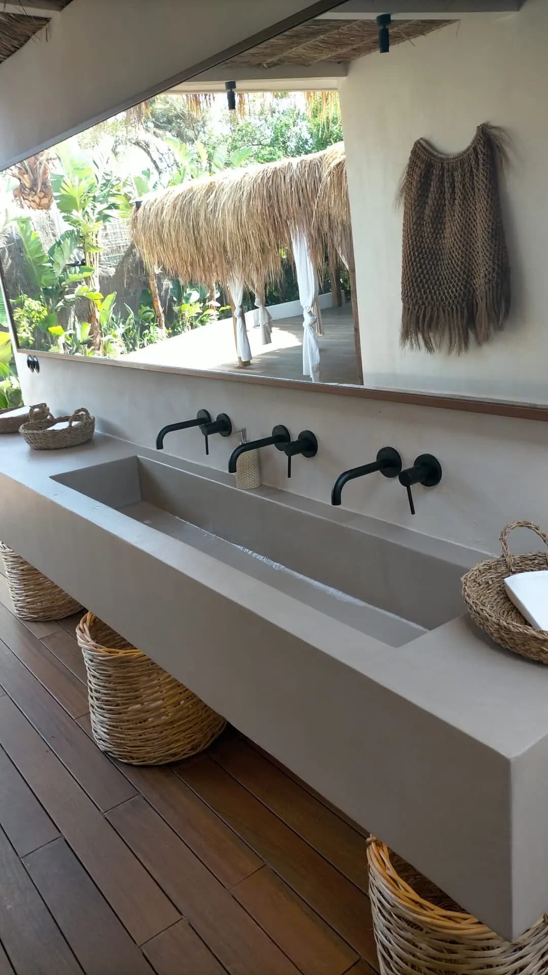 Aplicación profesional de microcemento en un salón de la Costa del Sol