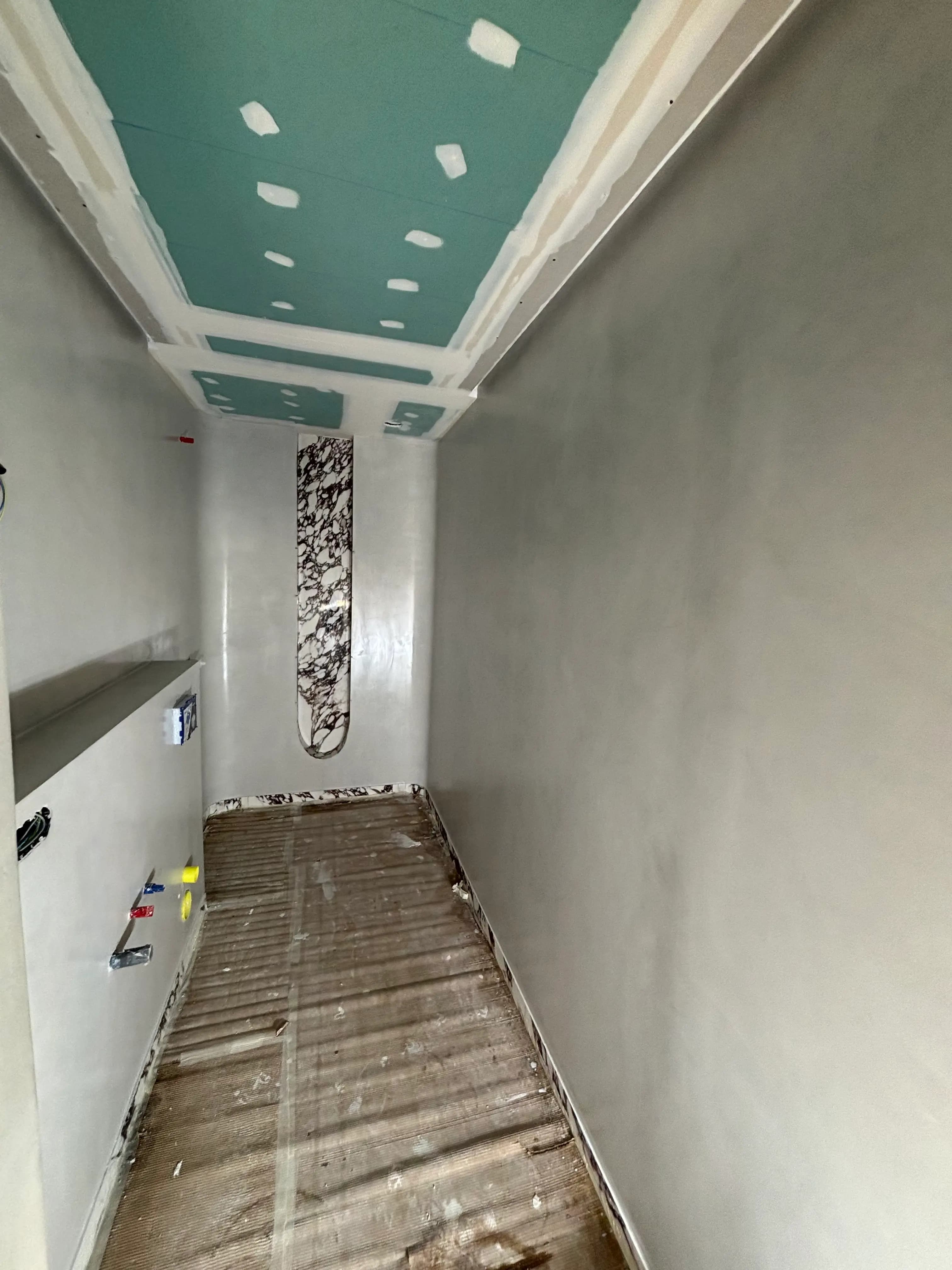 Detalle de suelo de microcemento continuo, resistente y fácil de limpiar